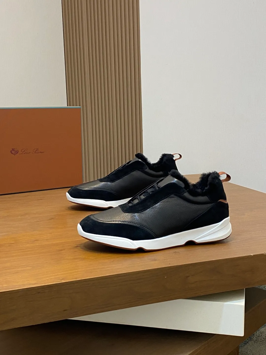💰840 Winter LoroPiana WeekendWalk men's wool warm sneakers! Specially designed wool warm shoes for men! This WeekEndWalkEvo casual shoe reinterprets the WeekEnd casual shoe with a design that combines the characteristics of running shoes and walking shoes. An improved version of the classic shoe style in the autumn/winter series, the shoe body is made of fleece cotton blend with a slight elasticity to ensure that the upper part of the shoe is covered and fitted. The narrow silhouette in the middle and the warmth of the integrated fur lining make the shoes comfortable and practical to wear. The shoe details, combined with the lightweight rubber sole with ridged edges, add a sporty feel to the shoe. Kummel rubber sole with stitching and ultra-light technical material sole: This design structure helps distribute weight properly and improve shock absorption. Raised edges on the sole ensure traction and stability during walking. Body: 97% cotton, 3% spandex lining. Wool sole rubber! Size: 39/40/41/42/43/44 (45.46 customized) standard leather shoe size original box package